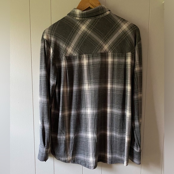 Zenana lightweight flannel shacket. Size medium - Picture 5 of 7